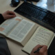 Die Bibel lesen und studieren, z. B. mithilfe einer Kurzbibelschule